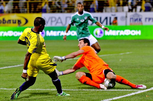 Samuel Eto'o i Soslan Dzhanaev; foto: Fc-anji.ru