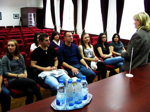 Jedna od studentkinja na praksi Ivana Krstova iz Makedonije kaže da je trenutno na praksi na Elektrotehničkom fakultetu Univerziteta u Banjaluci, da je zadovoljna praksom i da joj se Banjaluka mnogo svidjela; foto: SRNA