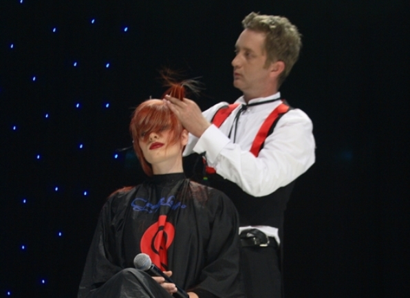 Bh. frizer Haris Hodžić je sa svojim petočlanim 'Sarajevo Hair Show' teamom na 'B&L Show-u' predstavio 'Boomerang kolekciju', koja je urbani spoj tradicionalnog i modernog1