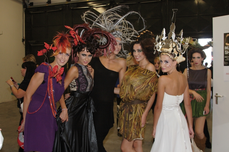 Bh. frizer Haris Hodžić je sa svojim petočlanim 'Sarajevo Hair Show' teamom na 'B&L Show-u' predstavio 'Boomerang kolekciju', koja je urbani spoj tradicionalnog i modernog