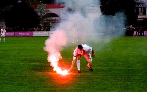 Arhivska fotografija nereda na derbiju Zrinjski - Velež pod Bijelim Brijegom iz 2009. godine; foto: Zrinjski.info