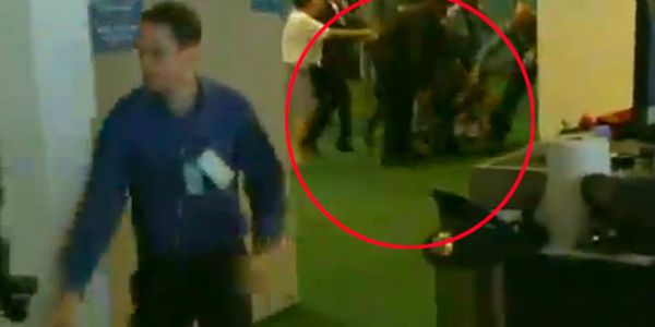 &Scaron;aketanje između tjelohranitelja turskog premijera Recepa Tayyipa Erdogana i za&scaron;titara Ujedinjenih naroda; screenshot: Jutarnji.hr