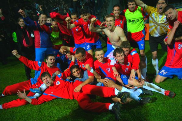 Igrači Borca s osvojenim peharom Kupa BiH pretpro&scaron;le takmičarske sezone; foto; Oslobođenje