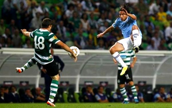 Emiliano Insua u duelu s Alvarom Gonzalezom; foto: AP