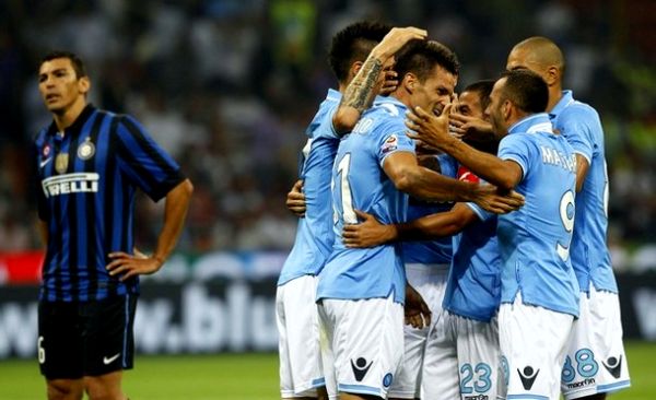 Igrači Napolija proslavljaju Maggiov gol; foto: Reuters