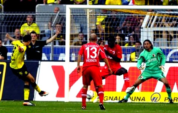 Robert Lewandowski postiže drugi gol za dortmundsku Borussiju; foto: Reuters