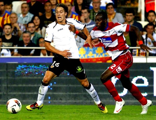 Sergio Canales i Allan Nyom; foto: Reuters