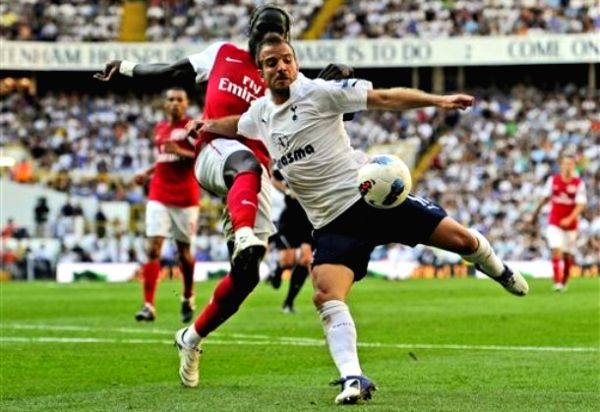 Rafael van der Vaart postiže prvi gol za Tottenham; foto: AP