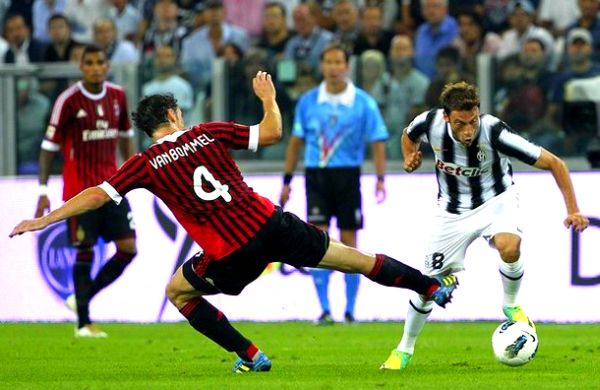 Dvostruki strijelac Claudio Marchisio u duelu s Markom van Bommelom; foto: Getty Images