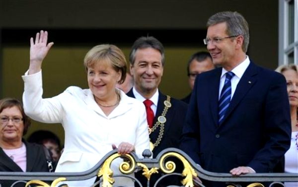 Angela Merkel, Juergen Nimptsch (u sredini) i Christian Wullf; foto: AP