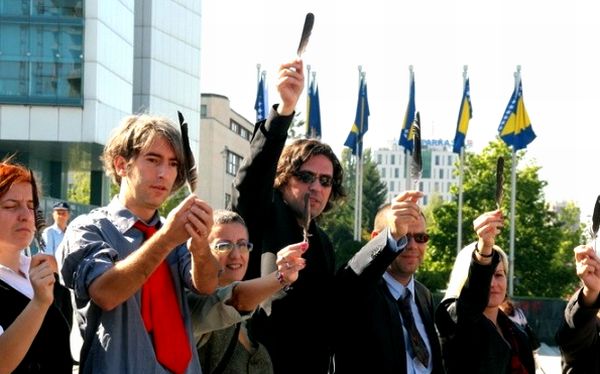 Aktivisti ispred zgrade Zajedničkih institucija BiH; foto: Radiosarajevo.ba
