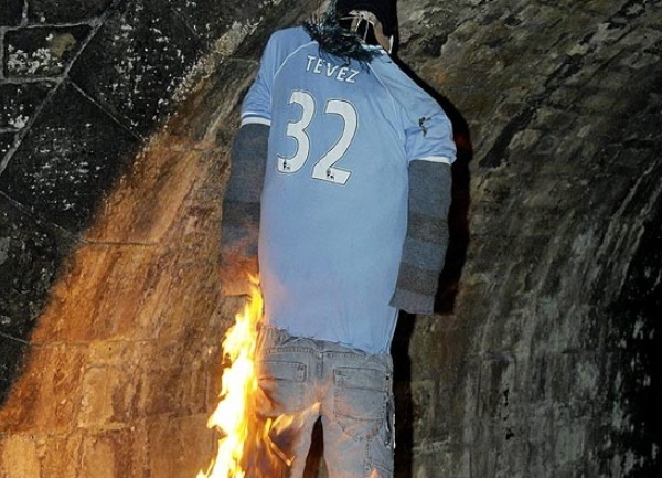 zapaljena lutka Carlosa Teveza