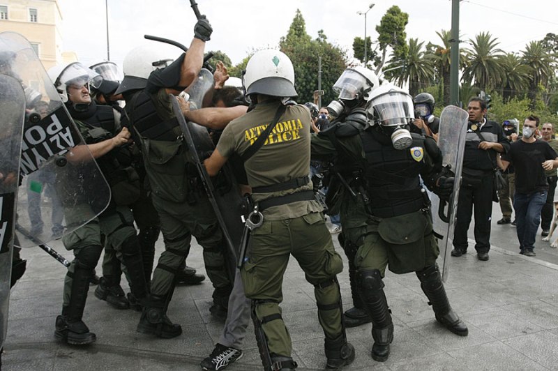 Do sukoba je došlo kada su mladi koji su se okupili u centru grčke prijestonice počeli na policiju da bacaju kamenice Do sukoba je došlo kada su mladi koji su se okupili u centru grčke prijestonice počeli na policiju da bacaju kamenice