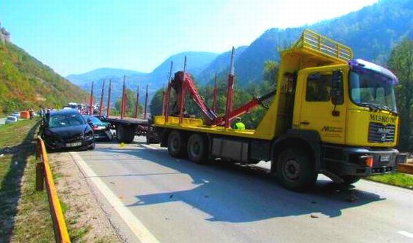 U nezgodi su učestvovala tri putnička i teretno vozilo; foto: Dnevniavaz.ba