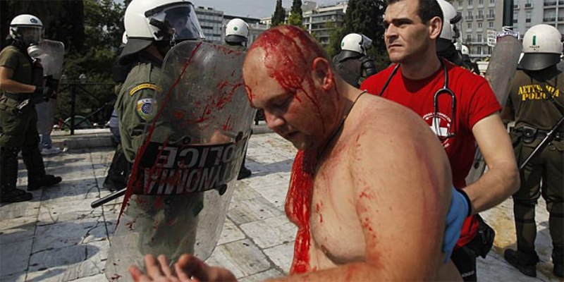 Do sukoba je do&scaron;lo kada su mladi koji su se okupili u centru grčke prijestonice počeli na policiju da bacaju kamenice