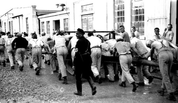 Logora&scaron;i Dachaua pod paskom nacističkog čuvara; foto: Vhec.org