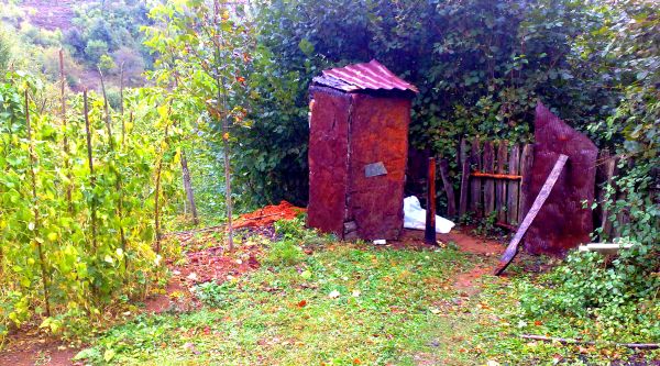 Poljski WC pokraj kojeg je nađena mrtva beba; foto: Oslobodjenje.ba