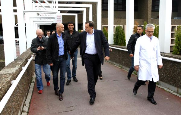 Milorad Dodik napušta UKC Banjaluka; foto: SRNA Milorad Dodik napušta UKC Banjaluka; foto: SRNA