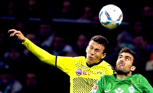 Ivan Peri&scaron;ić i Sokratis Papastathopoulos; foto: AP