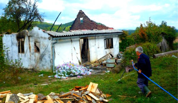Zgari&scaron;te kuće stradalog Milutina Sredojevića; foto: SRNA