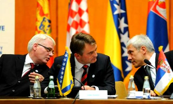 S lijeva nadesno: Ivo Josipović, Željko Kom&scaron;ić i Boris Tadić; foto: TANJUG