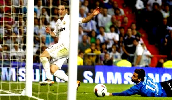 Gonzalo Higuain i Casto Espinosa; foto: AP Gonzalo Higuain i Casto Espinosa; foto: AP