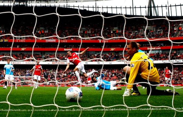 Robin van Persie i Simon Mignolet; foto: Getty Images Robin van Persie i Simon Mignolet; foto: Getty Images