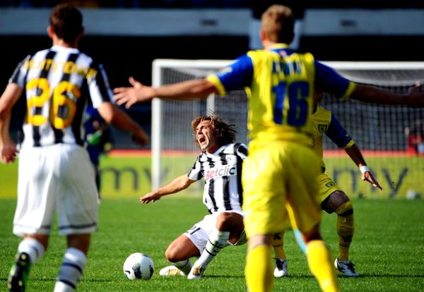 U ovoj svojevrsnoj nogometnoj travestiji učestvovali su i Chievo i Juventus, koji na stadionu Marc'Antonio Bentegodi u Veroni nisu uspjeli zabaviti gledatelje; foto: Getty Images U ovoj svojevrsnoj nogometnoj travestiji učestvovali su i Chievo i Juventus, koji na stadionu Marc'Antonio Bentegodi u Veroni nisu uspjeli zabaviti gledatelje; foto: Getty Images