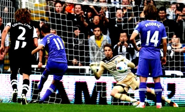 Rafael van Der Vaart izvodi kazneni udarac; foto: AP