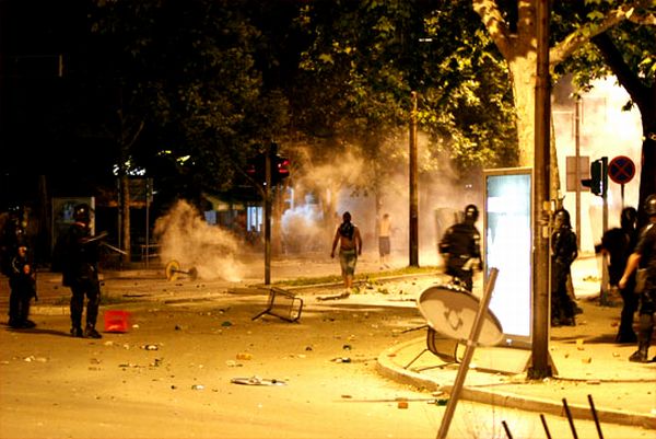 Prizor s mostarskih ulica za vrijeme nereda 'navijača' Turske i Hrvatske; foto: Bljesak.info Prizor s mostarskih ulica za vrijeme nereda 'navijača' Turske i Hrvatske; foto: Bljesak.info