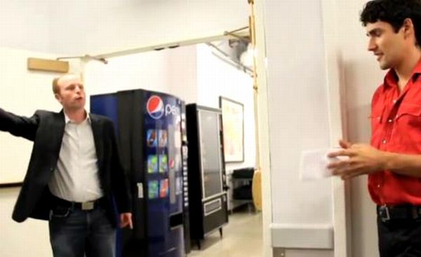 Svečani trenutak uručivanja otkaza; screenshot: YouTube Svečani trenutak uručivanja otkaza; screenshot: YouTube