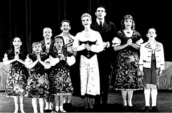 Originalna brodvejska produkcija mjuzikla premijerno izvedena 16. novembra 1959. postigla je velik uspjeh i odonda je doživjela mnoge produkcije i izvedbe; foto: The-sound-of-music-guide.com Originalna brodvejska produkcija mjuzikla premijerno izvedena 16. novembra 1959. postigla je velik uspjeh i odonda je doživjela mnoge produkcije i izvedbe; foto: The-sound-of-music-guide.com