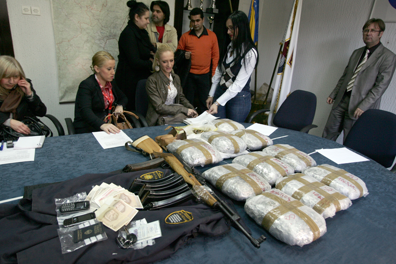 Policijski službenici sinoć su izvršili pretres kuće i pratećih objekata i tom prilikom između ostalog pronašli i oduzeli jednu pušku, više stotina komada municije i dva mobitela/ Foto: DEPO PORTAL Policijski službenici sinoć su izvršili pretres kuće i pratećih objekata i tom prilikom između ostalog pronašli i oduzeli jednu pušku, više stotina komada municije i dva mobitela/ Foto: DEPO PORTAL