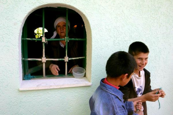Ubijanje žena i djece je zabranjeno, ali su mnogi prinuđeni da se kriju i ostaju zatvoreni u kućama; ilustracija: Reuters