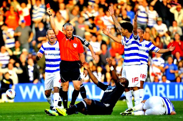 Trenutak isključenja Didiera Drogbe; foto: Reuters Trenutak isključenja Didiera Drogbe; foto: Reuters