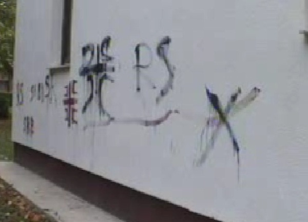 Grafiti na džamiji u Modriči Grafiti na džamiji u Modriči