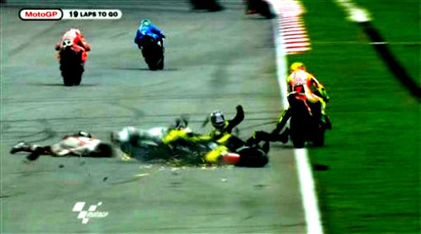 Marco Simoncelli: Vozaču Honde od jačine udarca spala je kaciga sa glave i ostao je da leži na stazi; foto: AP Marco Simoncelli: Vozaču Honde od jačine udarca spala je kaciga sa glave i ostao je da leži na stazi; foto: AP