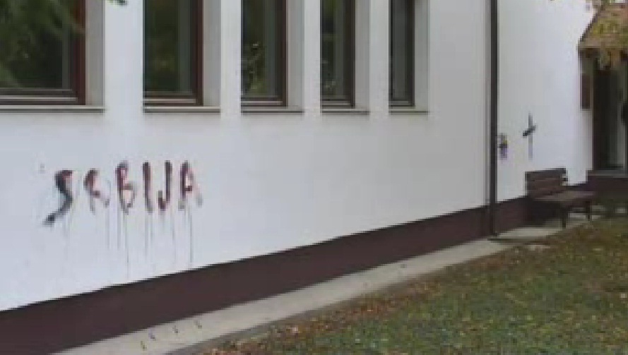 Grafiti na džamiji u Modriči Grafiti na džamiji u Modriči