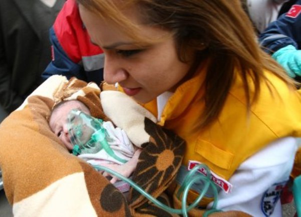 Beba spa&scaron;ena iz ru&scaron;evina Turska