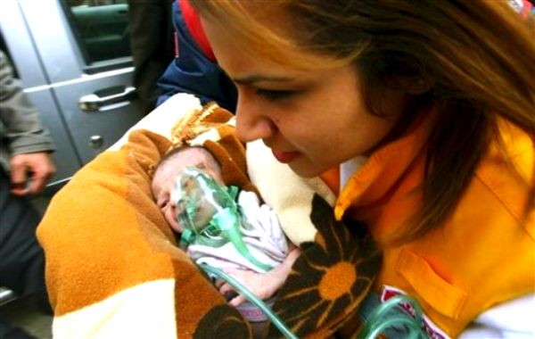 Azra Karaduman: Pronađena beba; foto: Reuters Azra Karaduman: Pronađena beba; foto: Reuters