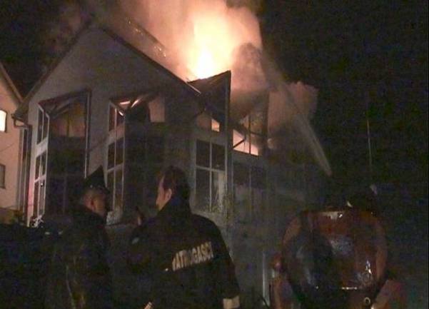 U požaru uni&scaron;tena trospratnica u Zenici