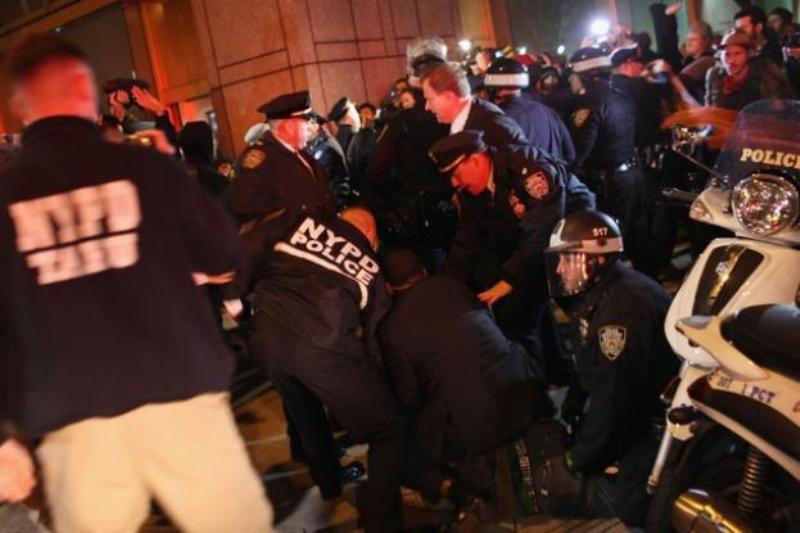 Policija rastjerala demonstrante i uklonila kampove pokreta 'Okupirajte Wall Street'