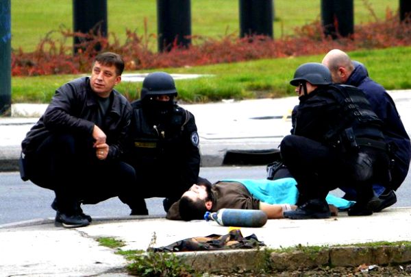 Ranjeni napadač Mevlid Jašarević; foto: Reuters Ranjeni napadač Mevlid Jašarević; foto: Reuters