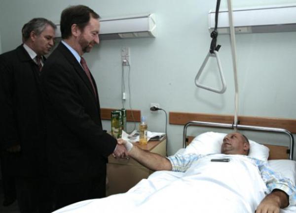 Policajac Mirsad Velić i ambasador Patrick Moon /Foto: Dnevni avaz