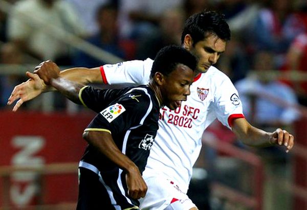 Emir Spahić i Ikechukwu Uche; foto: Reuters Emir Spahić i Ikechukwu Uche; foto: Reuters