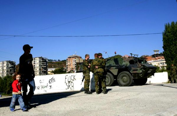 KFOR na ulicama Kosovske Mitrovice; foto: Reuters