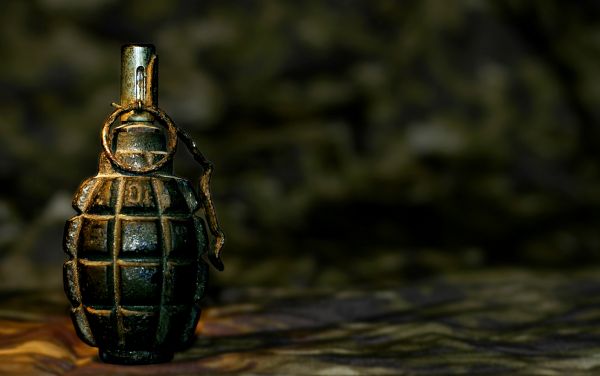 Prema izjavama svjedoka Delić je želio ubiti i suprugu Jasminu, koja je stajala na obližnjoj autobusnoj stanici; ilustracija: Wallpaper.diq.ru Prema izjavama svjedoka Delić je želio ubiti i suprugu Jasminu, koja je stajala na obližnjoj autobusnoj stanici; ilustracija: Wallpaper.diq.ru