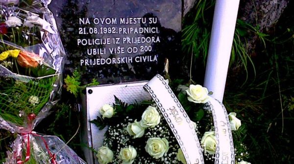 Spomen-ploča na Korićanskim stijenama, koju porodice stradalih uklanjaju nakon obilježavanja godišnjica; foto: Eldin Hadžović Spomen-ploča na Korićanskim stijenama, koju porodice stradalih uklanjaju nakon obilježavanja godišnjica; foto: Eldin Hadžović