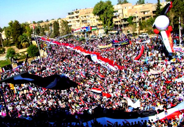 Pristalice Bashar al-Assada danas na ulicama grada Deir al-Zoura; foto: Reuters