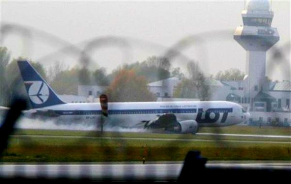 Boeing 767: Prije prinudnog slijetanja avion je duže nadlijetao aerodrom u Warzsawi; foto: AP
